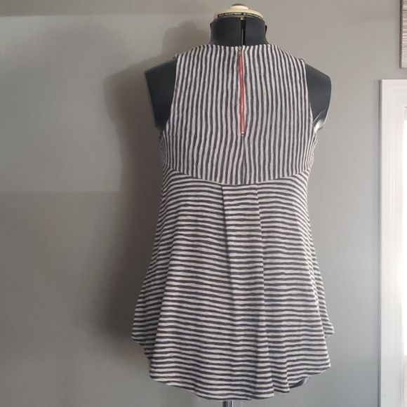 Sleeveless zip back tank by W5. Size small - Picture 3 of 4